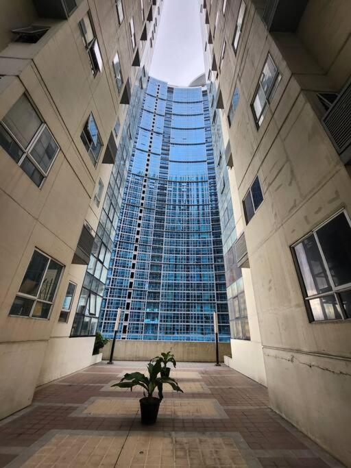 Apartment Enjoy Bgc Sunset And Golf Course View 2 Bedroom Loft With 100mbps Internet Connection *