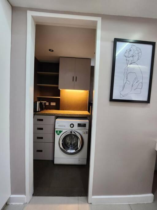 Enjoy Bgc Sunset And Golf Course View 2 Bedroom Loft With 100mbps Internet Connection Apartment *