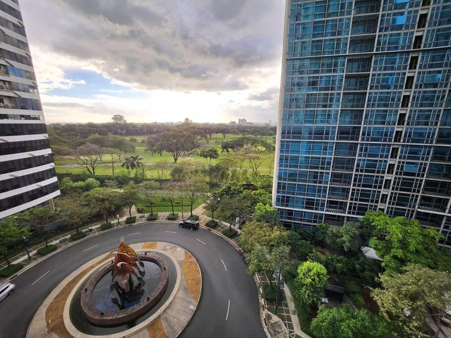 Enjoy Bgc Sunset And Golf Course View 2 Bedroom Loft With 100mbps Internet Connection Manila
